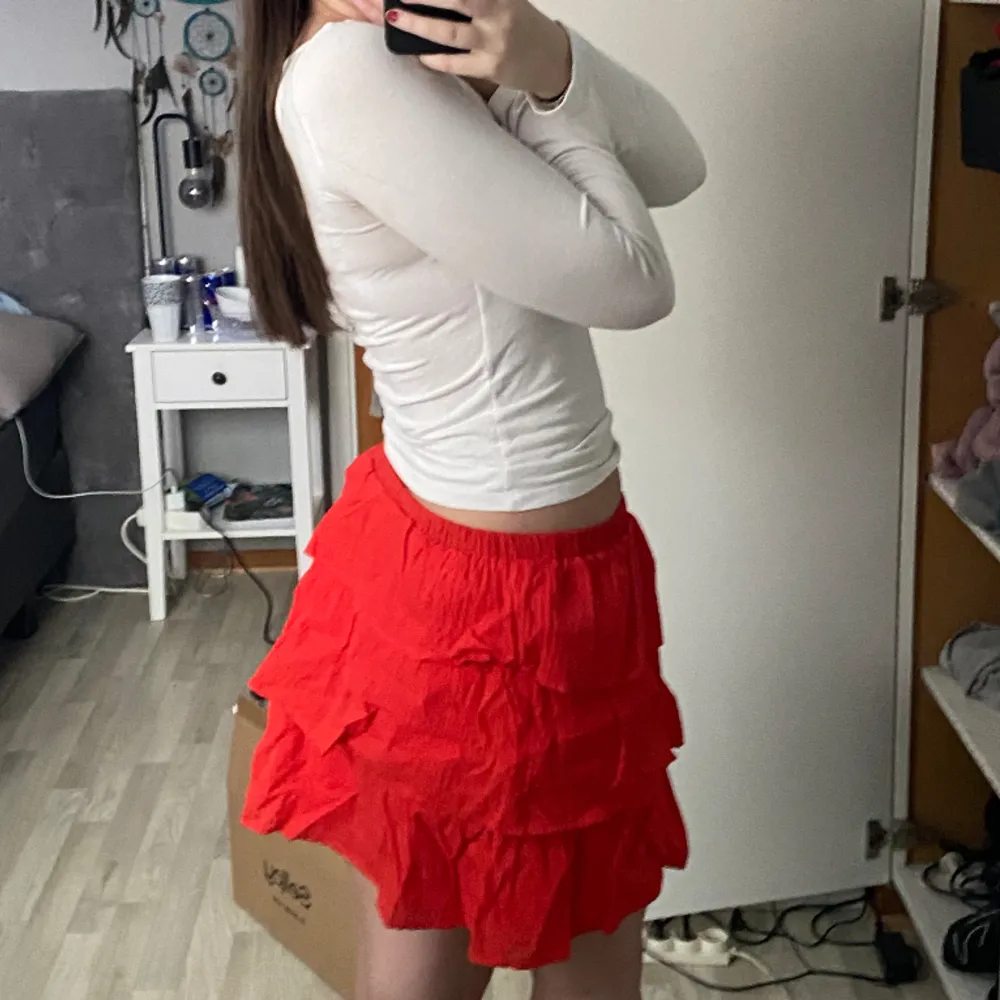 Röd volang kjol från H&M. Endast använd 1-2 gånger.. Kjolar.