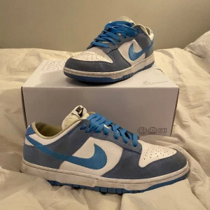 Nike by You UNC dunks - Säljer dessa Nike By You dunks som liknar unc  8/10 1700kr Läder på backtaben, påsytt swoosh, suede på allt annat blått Väldigt lite starloss, inget heeldrag alls Pris kan diskuteras