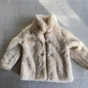 Young dimension-pälsjacka - Fin pälsjacka med knappar.  Sömmen har börjat lossna lite på tre ställen inuti jackan, borde vara lätt att sy igen men har inte orkat. Hör gärna av er vid frågor!