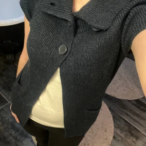 Kofta - Supersöt kortärmad kofta i mörkblå och med fickor 🫶🫶NYSKICK!!