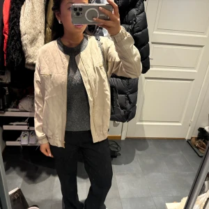 Vårjacka - Fin beige jacka, perfekt till våren!