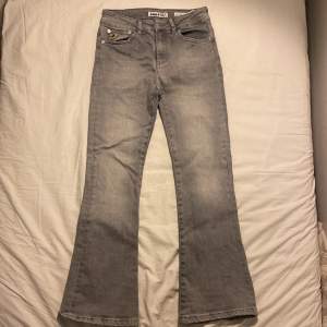 Jätte anyggga lois jeans i grå, säljer pgr av att dem är för korta för mig💗 bara andvänd några få  gånger 