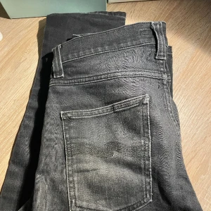 Nudie jeans  - Utmärkt skick 8/10 Storlek 28x30 men passar mig som har 30x32 Skriv vid frågor 