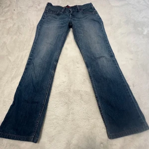 Lågmidjade Levis jeans - Säljer ett par Lågmidjade Levis jeans!💙, de är utsvängda nertill men inte överdrivet mycket.  Väldigt fint skick, de är i lite ”hårdare” jeansmaterial  Mått: midja platt 37cm , innerbenslängd 77,5cm  Det är bara att höra av sig vid frågor🥰 