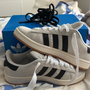 Campus 00 crystal white - Helt nya campus (använda 1 gång)  Slutsålda och svåra att få tag i💋  Storlek 39 1/3 men skulle säga dem är 39 or  (Svarta snören följer med)