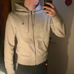 Ralph lauren zip hoodie - Använder den inte så mycket så vill bara bli av me den. Bra skick, inget slitage.