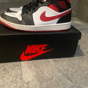 Nike Jordan 1 gym red Skor - Jordan 1 gym red I storlek 40.5. Skorna har knappt använts och kvittot och lådan medföljer. Kan Mötas Upp i Stockholm Eller frakt