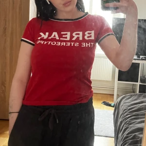 T-shirt  - Röd T-shirt från new yorker, köpte den för några år sen men den har inga fläckar o inga hål så den är precis som när jag köpte den. Storlek är xs, den sitter lite för tajt på mig så därför säljer jag den! 
