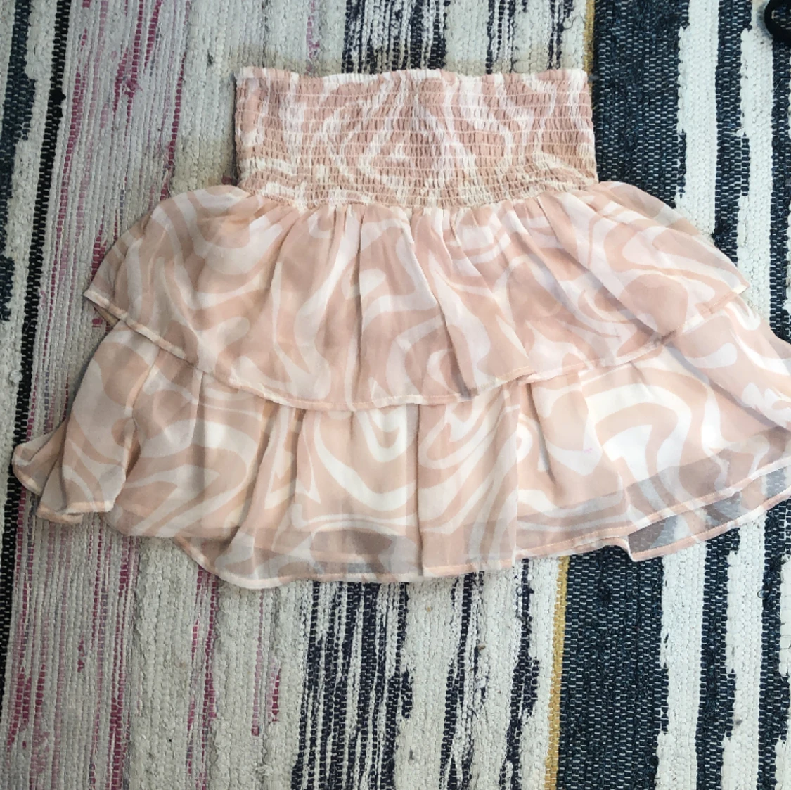 Fin rosa och vit kjol