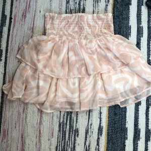 Fin rosa och vit kjol - Bra skick har inte andvänts så mycket 