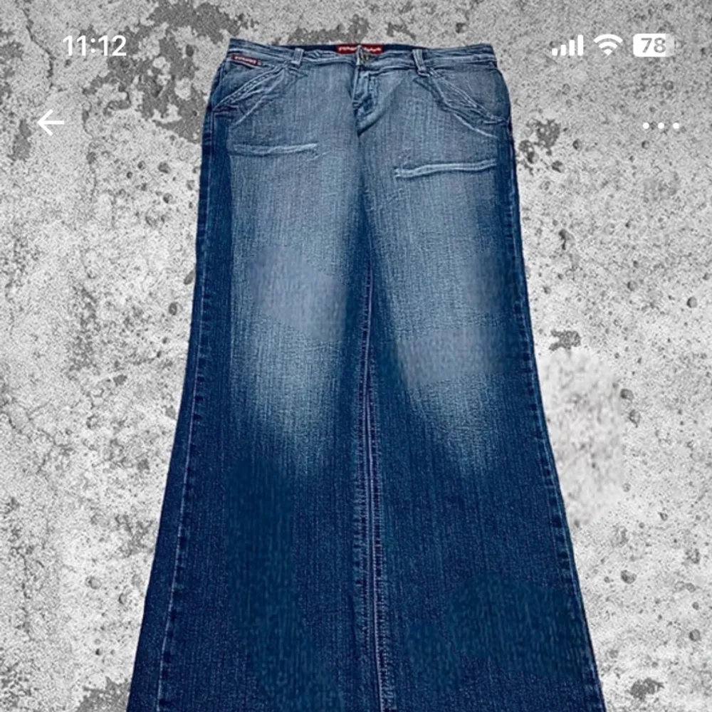 Ascoola öågmidjade vida jeans. Köpte second hand men de har inga tydliga tecken på andvändning. Bileerna e lånade från förra säljaren. . Jeans & Byxor.