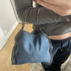 Stella McCartney mini falabella blå - Köptes för två år sen, ur kollektion. Limited edition och sällsynt färg. Använt ett fåtal gånger och i bra skick. Nypris 8 500kr
