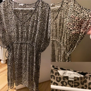 Strandklänning - Säljes i fint skick. Materialet är genomskinligt, se bild. Passar Xs-m, då man själv bestämmer vidden i midjan med snören.  Kolla gärna in mina andra annonser för samfrakt! 