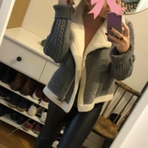 Zara jacka - Cool jacka från zara i äkta ull❤️‍🔥 Säljer för att jag har många liknande. Använd en gång så i nyskick❤️ Kan mötas i Stockholm om man vill slippa betala frakt