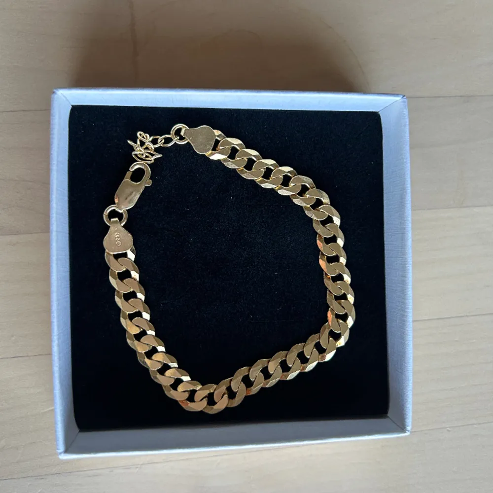 Baby Bismarck Chain Armband i äkta 925 sterling silver. Guldarmbandet är förgyllt med äkta 18K guld och har en kärna av äkta 925 sterling silver. Idag är mer än 80% av våra smycken tillverkade av återvunnet silver.. Accessoarer.