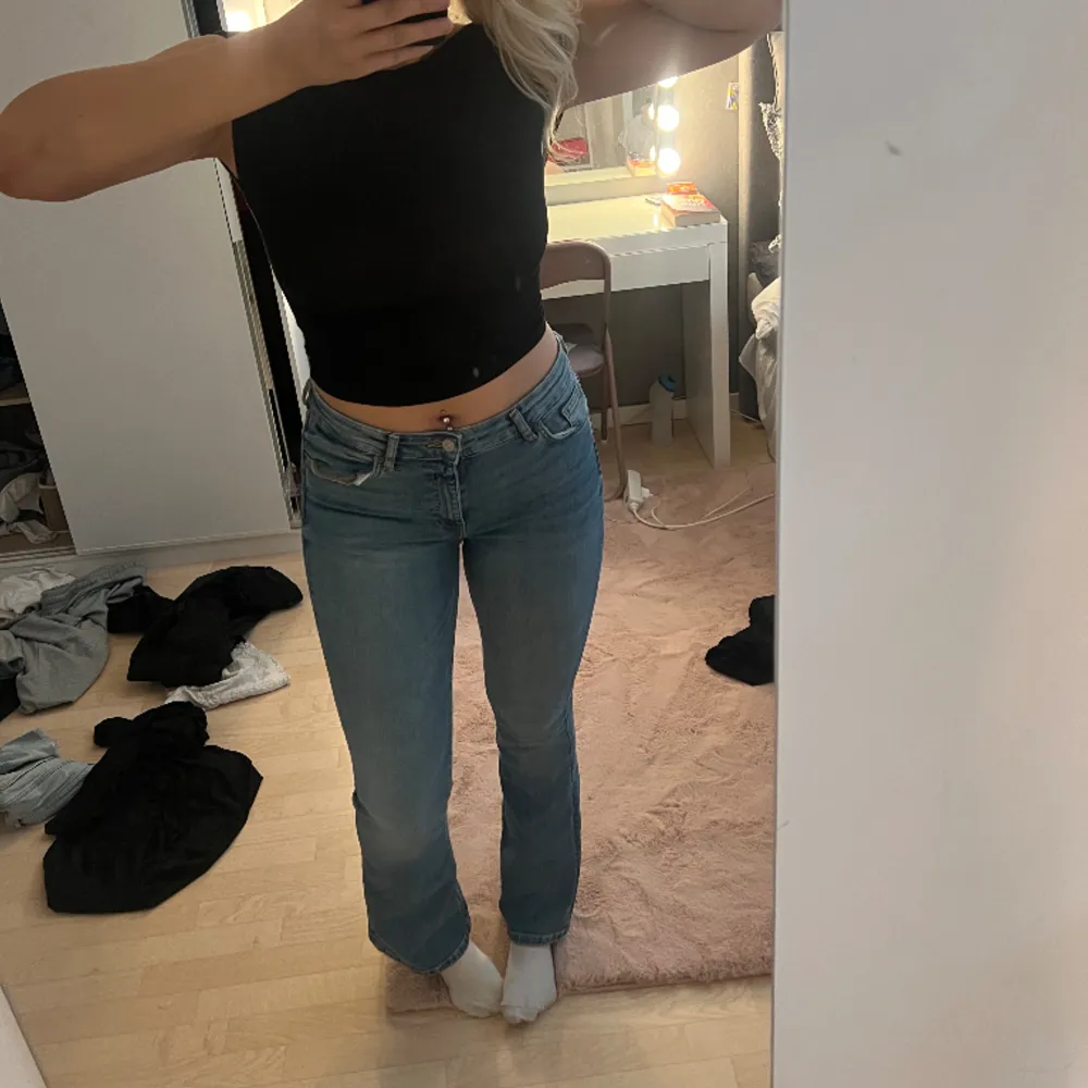 Jättefint skick, från Zara storlek 40 men skulle säga att dom är i storlek 36/38 . Jeans & Byxor.