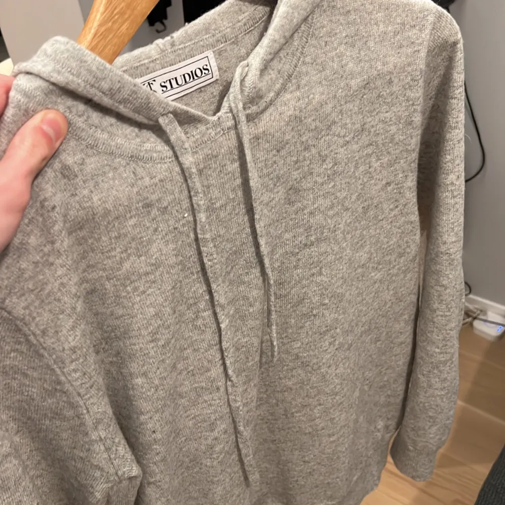 Säljer grå cashmere hoodie storlek medium från st studios! Säljer pga att den är för liten! Använd fåtal gånger, Pris går att diskuteras. Nytt pris 1700, mitt 1199. Hoodies.
