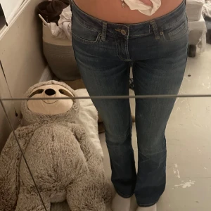 Lågmidjade jeans - Mörkblåa lågmidjade jeans från zara, säljer då de är för små för mig. Knappt använda då jag har ett par som ser likadana ut. 