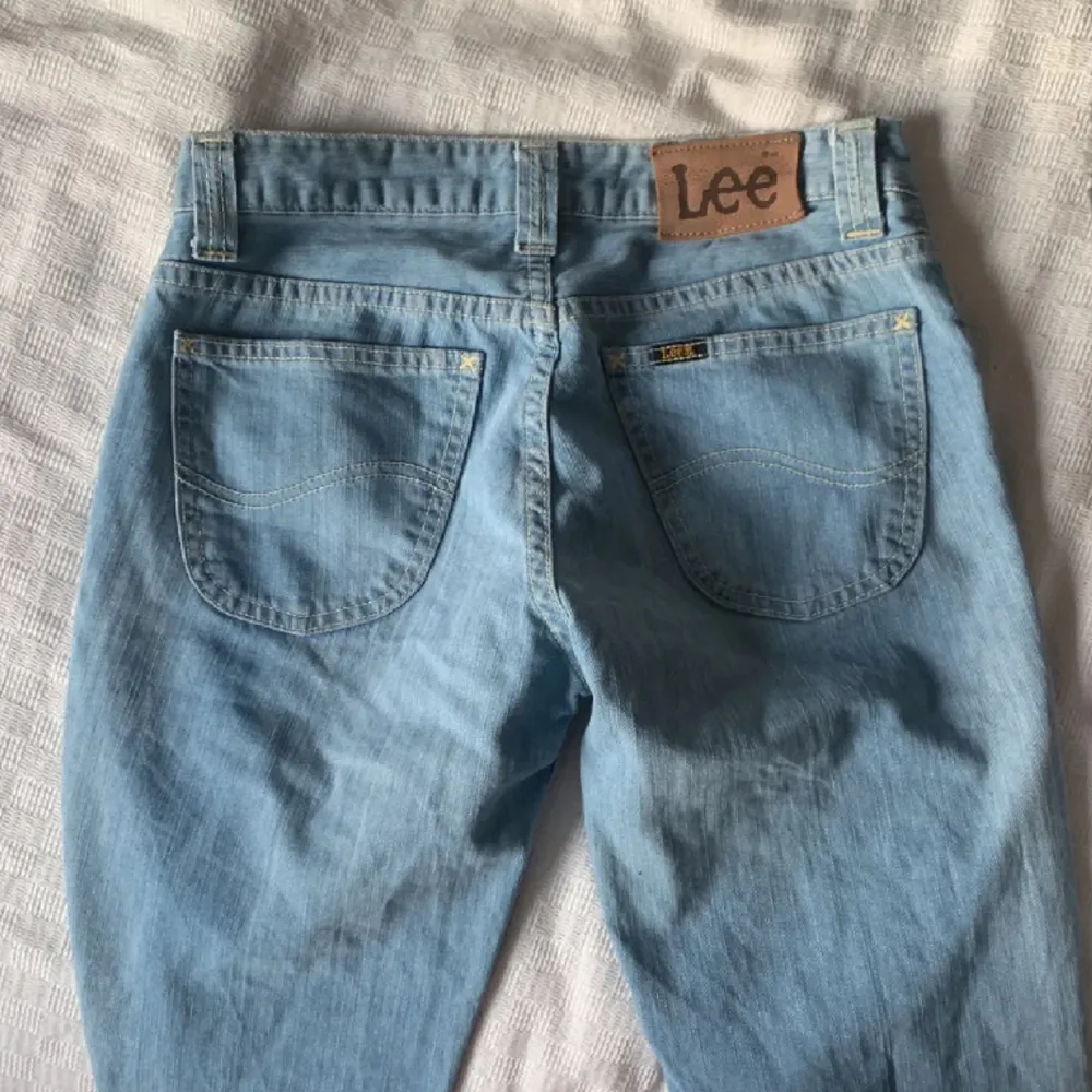 Så snygga lågmidjade jeans i modellen bootcut från Lee. Har inga defekter och matrialet är ganska stretchig. Säljer på grund av att de är för långa för mig❤️ Midjemåttet: 36-37cm (tvärs över)  Innberbenslängden: 82cm. Jeans & Byxor.