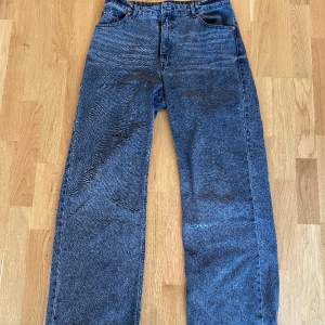 Ett par svart/gråa monki jeans som är knappt använd skick 9/10 passar bra för dig som är 180 för mer info skriv dm