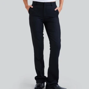 "Vilma" kostymbyxor Bikbok   - Behöver AKUT sälja dessa virala "Vilma" kostymbyxor från Bikbok i stl 34🤍Använda exakt 2 ggr, så i nyskick! Lite långa på mig, passar perfekt min syrra som är runt 1.66🤍 Ord pris 500kr, säljer för 290kr, postar samma dag du köper