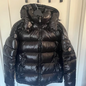 Monclair Maya - Säljer min Monclair maya då jag har en annan vinterjacka, använd under 1 vinter och är både mycket varm och snygg, storlek 3 (M)