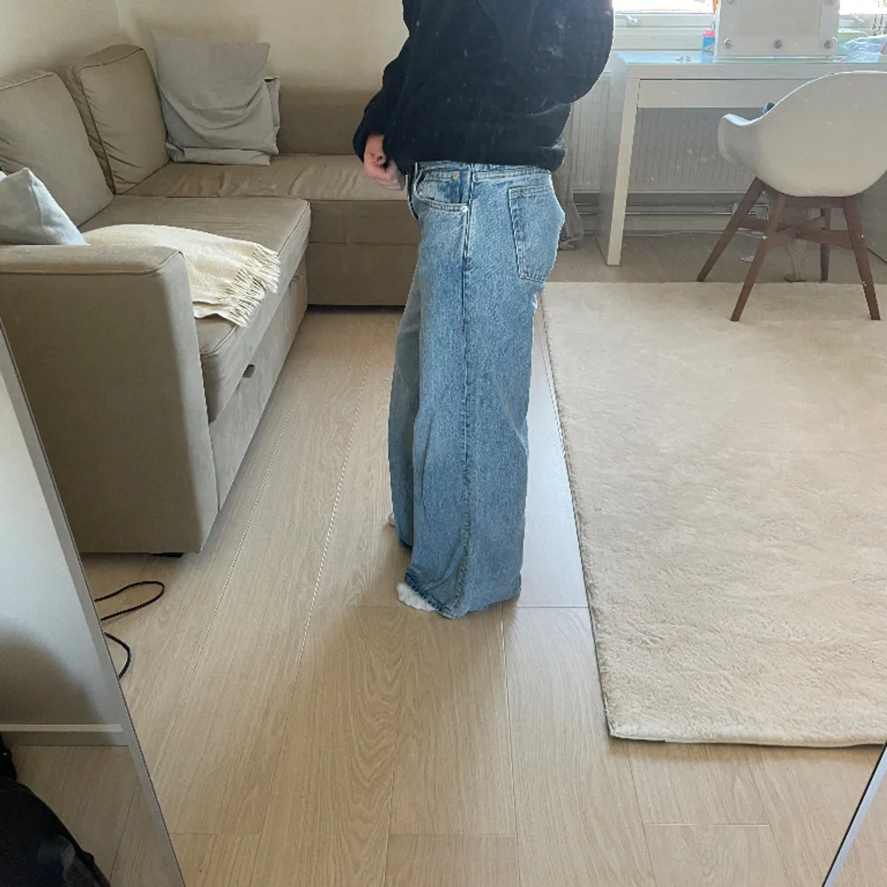 så fina jeans från weekday i modellen ray🙌storlek 26/30 och passar mig som är 162 cm, köpta för 600 och sparsamt använda😁. Jeans & Byxor.
