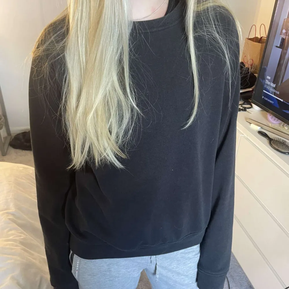 Säljer denna svarta tjocktröjan från zara!. Hoodies.