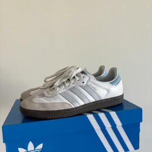 Adidas sambas - Så snygga adidas sambas med ljusblå och begia detaljer istället för svarta och gråa🥰 använda typ 3 gånger så de är i gott skick, storlek 41 1/3 men små i storleken då jag normalt har 40/41