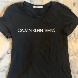 En vanlig svart Calvin Klein T-shirt i storlek S, använt mycket men i bra skick.