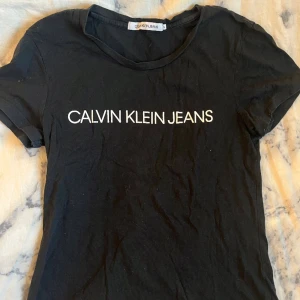 Calvin Klein T-shirt  - En vanlig svart Calvin Klein T-shirt i storlek S, använt mycket men i bra skick.