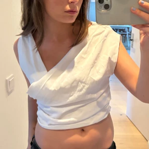 Topp  - Topp från zara helt oanvänd, säljs för 120kr 