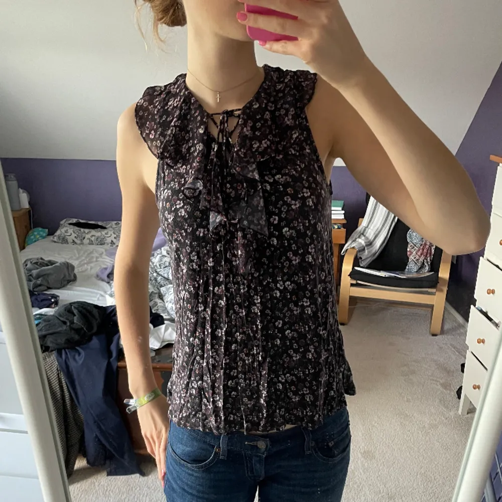 Så gullig blus från Lindex❣️perfekt till våren🫶🏻 fint skick! Storlek m, men passar nog bättre s/xs🌺köparen står för frakt💌. Puserot.