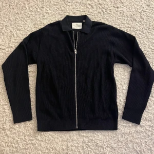 Jack & Jones zip cardigan - Skick 10/10 aldrig använd. Nypris runt 700kr mitt pris 299kr. Hör av dig vid funderingar och pris kan diskuteras vid snabb affär mvh Malte.resell💫