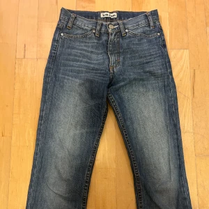 Mid waist bootcut jeans - Superfina ljusa bootcut jeans från acne i bra skick, avklippta längst ner och passar mig som är 160 lång!