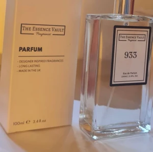 The essence vault 933 Delina parfym dupe - The essence vault 933. Ska vara en dupe av Delina. Har tyvärr aldrig doftat på Delina så vet inte om det stämmer men parfymen föll mig tyvärr inte i smaken. OBS!! 30 ml.
