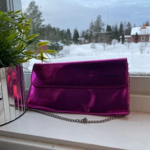Axelväska  - Rosa skimrig axelväska som är som ny