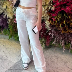 Vita Linnebyxo  - Vita linnebyxor från bikbok, använda 3 gånger, jätte bra skick