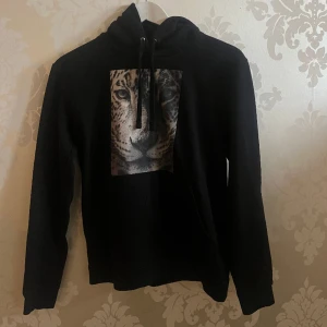 Hoddie med leopard🩷🩷 - jätte cool hoddie med leopard tryck! Ifrån the cool elephant🩷🩷