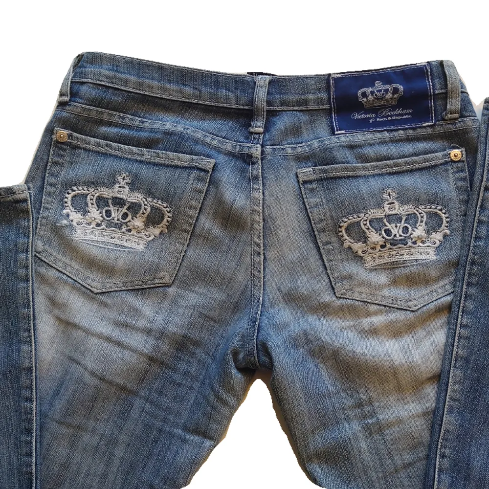 Lågmidjade Victoria Beckham jeans (Midja rakt över: 42cm   Höfter rakt över: 50cm   Innerben: 84 cm   Benöppning rakt över: 24cm). Jeans & Byxor.