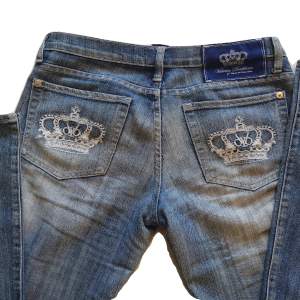 Lågmidjade Victoria Beckham jeans (Midja rakt över: 42cm   Höfter rakt över: 50cm   Innerben: 84 cm   Benöppning rakt över: 24cm)