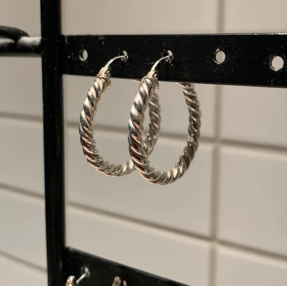 Oanvända twisted hoops från Safira i sterling silver. Nypris 499kr . Accessoarer.