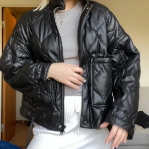 Snygg jacka från zara!  - En snygg jacka från zara, skinnjacka. Storlek S. Jättefint skick. Hör av er om ni är intresserade! Lånad bild!