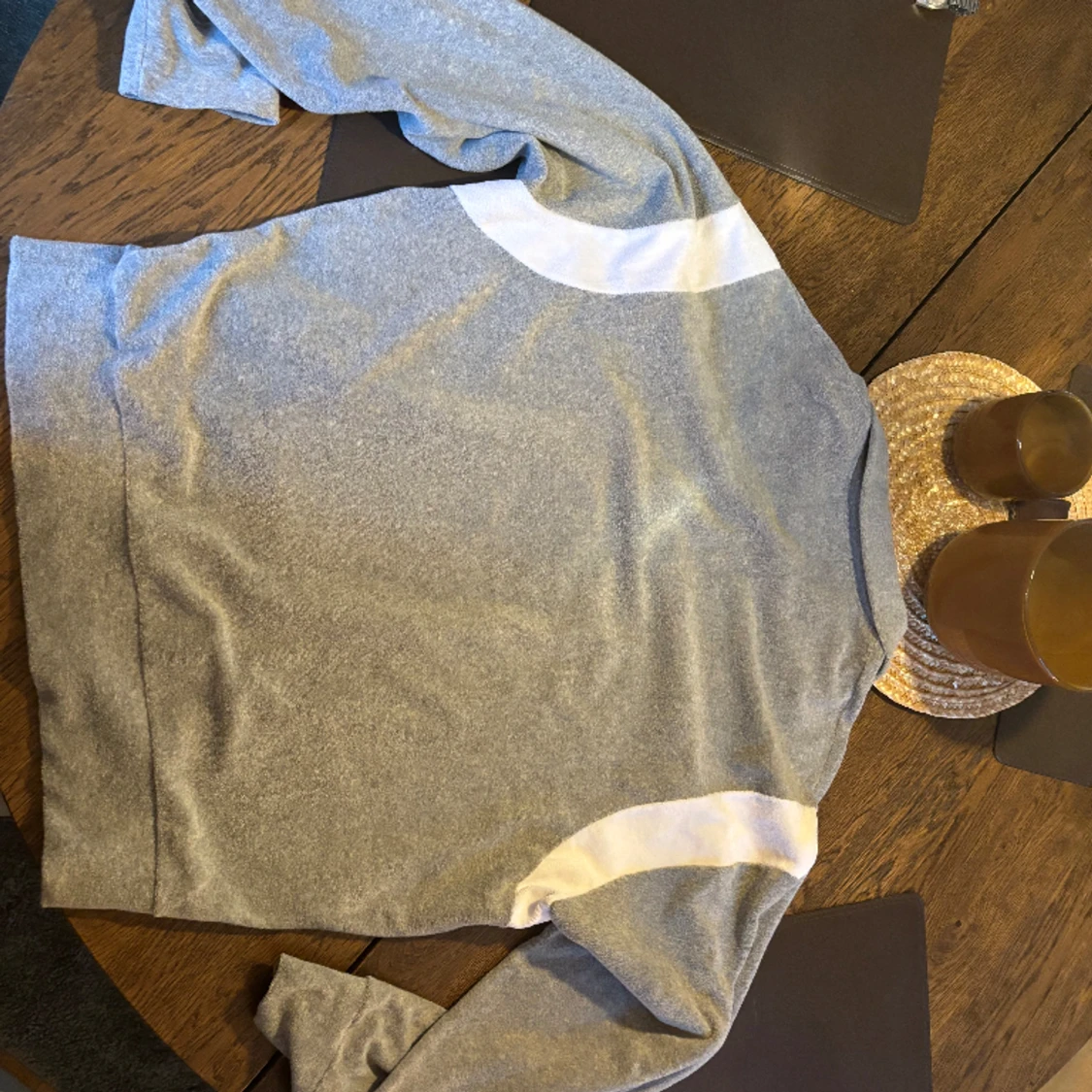 Helt ny! Grå/vit mönsterad zip tröja - 91