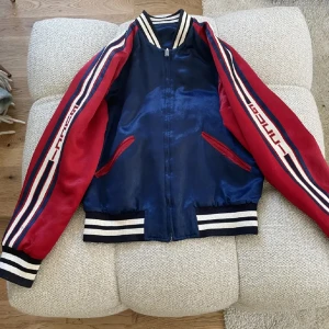 Gucci bomberjacka  - Köpt från sneaker and streetwear Sverige på Facebook. Mer info i pm, inga oseriösa köpte tack, Lite liten på mig(192) men för en mellan 175-185 är den perfekt beroende på passform.