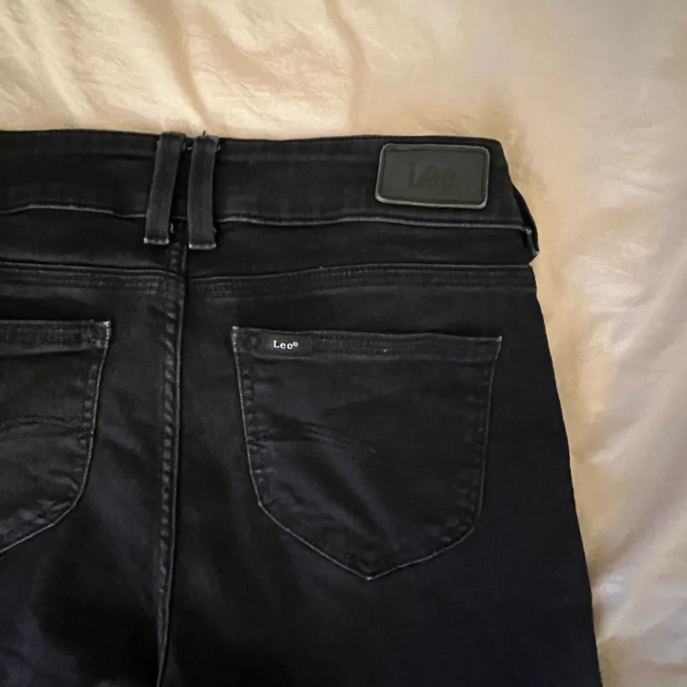 Svarta lee jeans som är lågmidjade och bootcut. Står ingen storlek men säljer pågrund av att de börjar bli för små för mig. Kan skicka exakta mått. Lite slitna längst ner så kan skicka fler bilder på det💞. Jeans & Byxor.
