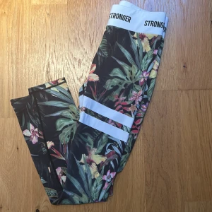 Stronger tights  - Säljer dessa stronger tights pga. att jag inte använder de längre. Använda några gånger men bra skick. Köpt för 800kr men säljer för 200kr. Storlek SMALL