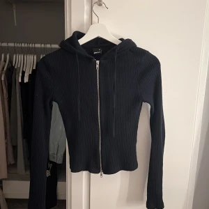 tajt Zip hoodie - Snygga tröjan från gina. Tajt i modell med zip o luva💞🥰