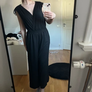 Jumpsuit - Svart jumpsuit med guld detaljer, använd vid enstaka tillfällen🌟