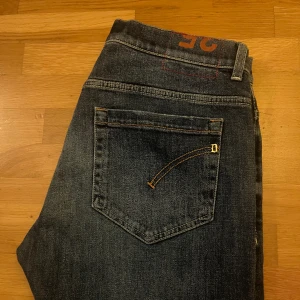Dondup jeans - Tjena säljer nu dessa dondup jeansen i den populära modellen geroge då de inte passar mig! Skicket är 9/10 så perfekt skick på jeansen, inga hål osv!. Storleken är 35 och skulle säga att de passar 185-197!  Hör av dig vid eventuella frågor!🙌